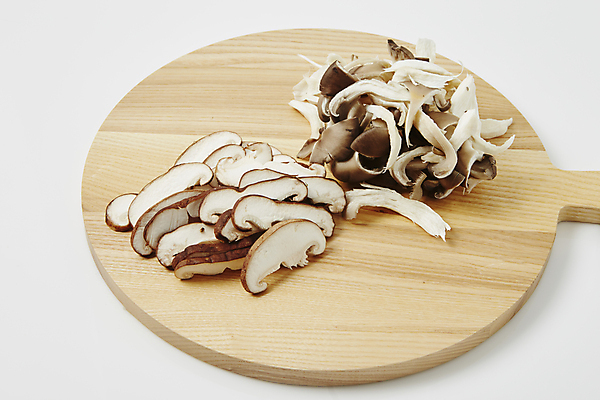 포토 JPG 식재료 실내 사람없음 버섯 재료손질 흰배경 표고버섯 느타리버섯 나무도마 국내포토 백그라운드 도마 내부 목재 흰색 손질 파일형식