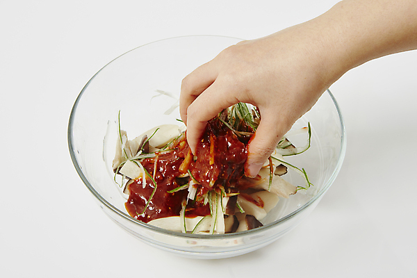 포토 JPG 손 실내 사람없음 신체부위 잡기 흰배경 요리중 무침 새송이버섯 초고추장 초무침 국내포토 음식 백그라운드 모션 사람 내부 버섯 흰색 양념 파일형식