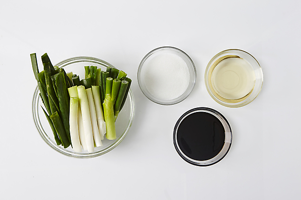 포토 JPG 식재료 실내 사람없음 하이앵글 설탕 흰배경 간장 유리그릇 대파 식초 국내포토 그릇 뷰포인트 백그라운드 유리 내부 흰색 양념 파 파일형식