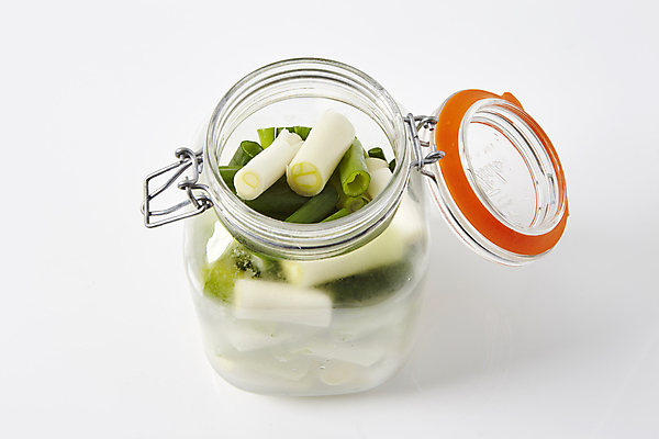 포토 JPG 식재료 유리병 실내 사람없음 흰배경 담기 대파 밀폐용기 유리용기 국내포토 백그라운드 모션 병_용기 내부 흰색 용기_그릇 파 파일형식