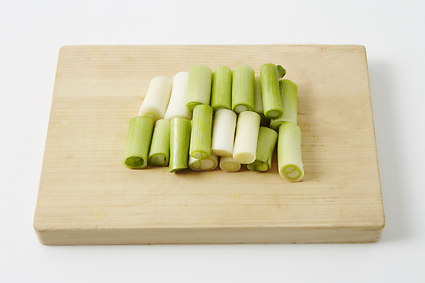포토 백그라운드 채소 도마 내부 목재 흰색 파 파일형식 흰배경 대파 JPG 나무도마 식재료 실내 사람없음 국내포토