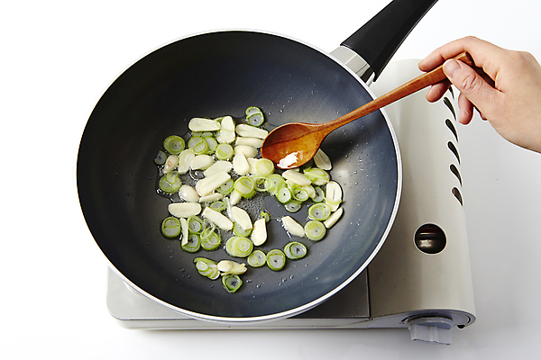 포토 JPG 손 식재료 실내 마늘 신체부위 프라이팬 기름 굽기 버너 흰배경 요리중 나무숟가락 대파 파기름 국내포토 음식 백그라운드 채소 모션 주방용품 사람 내부 숟가락 흰색 기름_음식 구이 파 파일형식