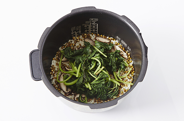 포토 JPG 식재료 밥 실내 사람없음 흰배경 표고버섯 밥솥 녹두 돌솥밥 호박잎 국내포토 음식 백그라운드 잎 주방용품 내부 버섯 흰색 파일형식