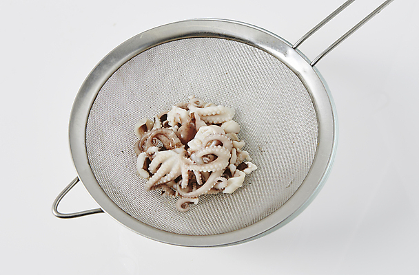 포토 JPG 식재료 실내 사람없음 채망 흰배경 주꾸미 데치기 국내포토 백그라운드 주방용품 연체동물 요리 내부 수중동물 흰색 파일형식