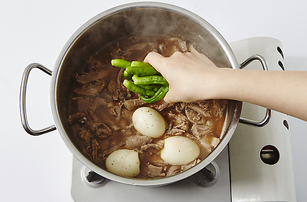 포토 JPG 손 실내 들기 신체부위 버너 흰배경 요리중 장조림 꽈리고추 끓이기 넣기 쇠고기장조림 국내포토 백그라운드 모션 고추 사람 내부 흰색 조림 파일형식