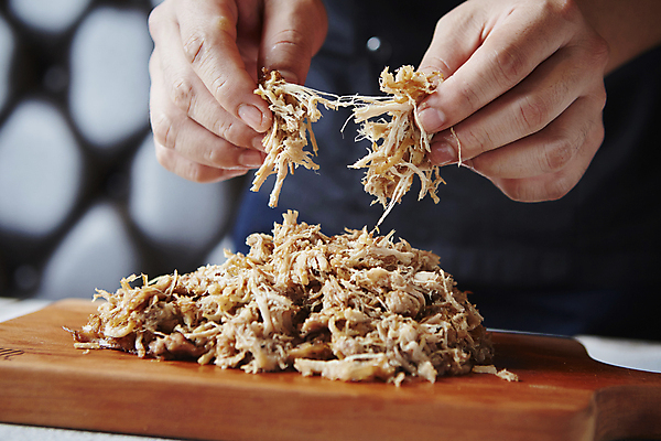 포토 JPG 손 식재료 실내 돼지고기 들기 신체부위 재료손질 요리중 찢어짐 나무도마 풀드포크 국내포토 음식 모션 도마 육류 사람 내부 목재 손질 파일형식