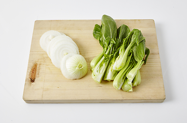 포토 JPG 채소 식재료 양파 실내 사람없음 재료손질 흰배경 청경채 나무도마 국내포토 백그라운드 도마 내부 목재 흰색 손질 파일형식