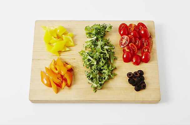 포토 JPG 식재료 방울토마토 파프리카 실내 사람없음 재료손질 흰배경 올리브 나무도마 치커리 국내포토 열매 백그라운드 토마토 채소 도마 내부 목재 흰색 손질 파일형식