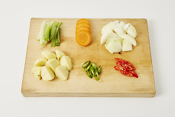 포토 JPG 식재료 고추 양파 감자 실내 사람없음 당근 재료손질 흰배경 홍고추 대파 나무도마 국내포토 백그라운드 채소 뿌리채소 도마 내부 목재 흰색 파 손질 파일형식