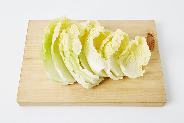 포토 JPG 식재료 실내 사람없음 배추 흰배경 나무도마 배추잎 쌈채소 알배추 국내포토 백그라운드 채소 도마 내부 목재 흰색 파일형식