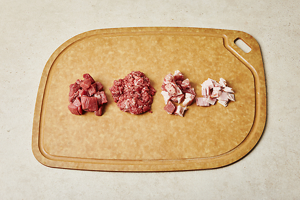 포토 JPG 식재료 실내 생고기 육류 돼지고기 사람없음 소고기 재료손질 나무도마 다진고기 베이지색배경 국내포토 백그라운드 도마 내부 목재 손질 베이지색 파일형식