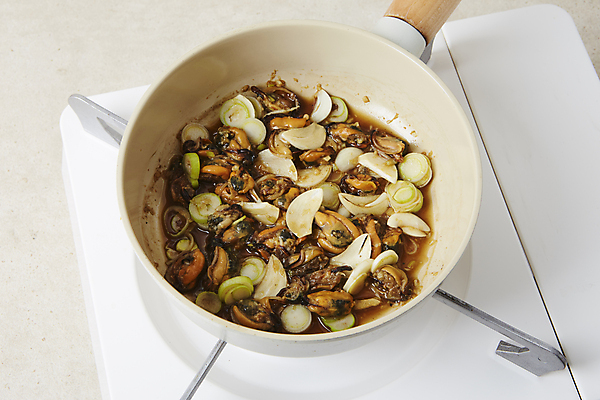 포토 JPG 반찬 실내 사람없음 버너 홍합 조림 끓이기 홍합초 베이지색배경 국내포토 음식 백그라운드 모션 어패류 내부 베이지색 파일형식