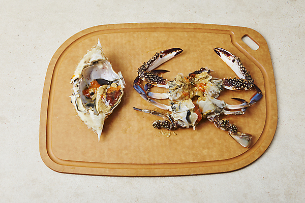 포토 JPG 식재료 실내 사람없음 꽃게 게 암컷 재료손질 나무도마 베이지색배경 국내포토 동물 백그라운드 도마 갑각류 내부 목재 손질 베이지색 파일형식