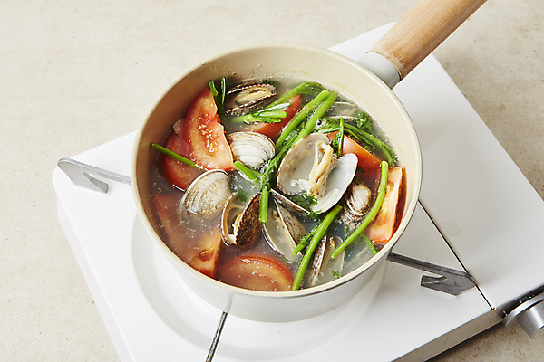 포토 JPG 토마토 실내 사람없음 버너 탕 국 요리중 쑥갓 끓이기 바지락 베이지색배경 국내포토 음식 백그라운드 채소 모션 조개 내부 베이지색 파일형식