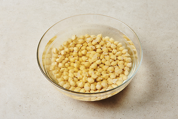 포토 JPG 식재료 실내 사람없음 물 담기 병아리콩 베이지색배경 국내포토 자연요소 백그라운드 모션 콩 내부 베이지색 파일형식