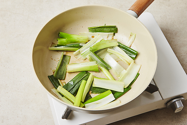 포토 JPG 채소 식재료 실내 사람없음 프라이팬 굽기 버너 요리중 파 대파 베이지색배경 국내포토 백그라운드 모션 주방용품 내부 구이 베이지색 파일형식