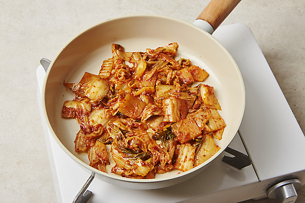 포토 JPG 반찬 김치 실내 사람없음 버너 매움 볶음 김치볶음 묵은지 베이지색배경 국내포토 한식 음식 백그라운드 내부 맛 베이지색 파일형식