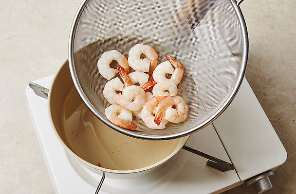 포토 JPG 식재료 새우 실내 사람없음 채망 버너 베이지색배경 데치기 국내포토 백그라운드 주방용품 갑각류 요리 내부 베이지색 파일형식