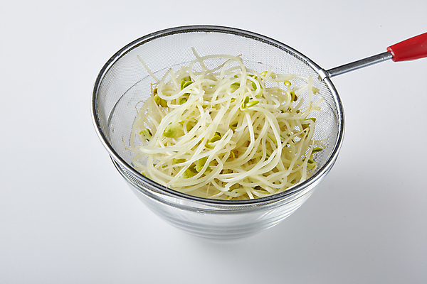 포토 JPG 채소 식재료 실내 사람없음 채망 흰배경 콩나물 데치기 국내포토 백그라운드 주방용품 요리 내부 흰색 나물 파일형식