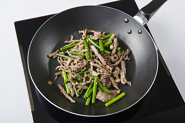 포토 JPG 반찬 실내 사람없음 소고기 프라이팬 굽기 흰배경 볶음 요리중 마늘종 국내포토 음식 줄기 백그라운드 모션 주방용품 마늘 육류 내부 흰색 구이 파일형식