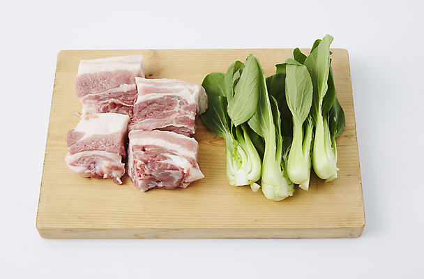 포토 JPG 식재료 실내 돼지고기 사람없음 흰배경 삼겹살 청경채 나무도마 통삼겹 국내포토 백그라운드 채소 도마 육류 내부 목재 흰색 파일형식