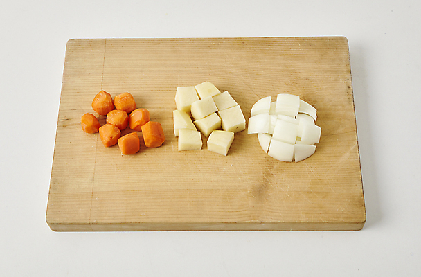 포토 JPG 식재료 양파 감자 실내 사람없음 당근 재료손질 흰배경 나무도마 국내포토 백그라운드 채소 뿌리채소 도마 내부 목재 흰색 손질 파일형식