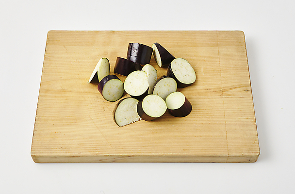 포토 JPG 식재료 가지 실내 사람없음 재료손질 흰배경 나무도마 국내포토 백그라운드 채소 도마 내부 목재 흰색 손질 파일형식