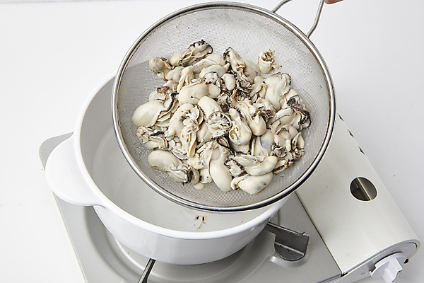 포토 JPG 식재료 실내 사람없음 굴 채망 냄비 버너 해산물 흰배경 데치기 국내포토 백그라운드 주방용품 어패류 요리 내부 흰색 솥 파일형식