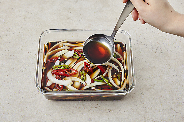 포토 JPG 손 식재료 반찬 실내 들기 신체부위 국자 양파장아찌 장아찌 베이지색배경 국내포토 음식 백그라운드 모션 주방용품 사람 내부 베이지색 파일형식