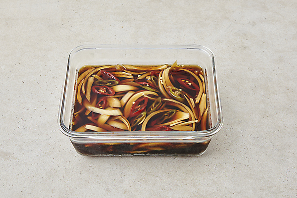 포토 JPG 식재료 반찬 실내 사람없음 양파장아찌 장아찌 베이지색배경 국내포토 음식 백그라운드 내부 베이지색 파일형식