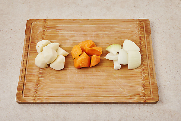 포토 JPG 식재료 양파 감자 실내 사람없음 당근 재료손질 나무도마 베이지색배경 국내포토 백그라운드 채소 뿌리채소 도마 내부 목재 손질 베이지색 파일형식