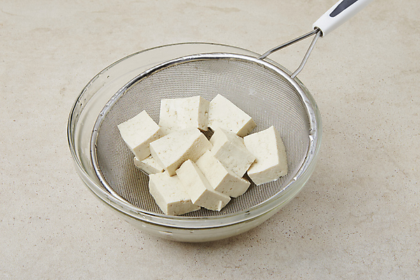 포토 JPG 식재료 실내 사람없음 채망 두부 베이지색배경 데치기 국내포토 백그라운드 주방용품 요리 내부 베이지색 파일형식