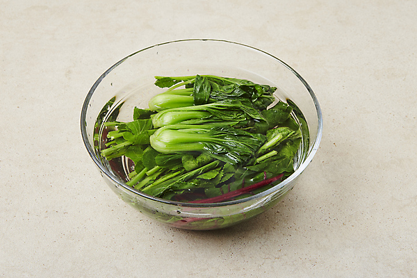 포토 JPG 채소 식재료 실내 사람없음 물 근대 담기 청경채 쌈채소 케일 베이지색배경 데치기 국내포토 자연요소 백그라운드 모션 요리 내부 베이지색 파일형식