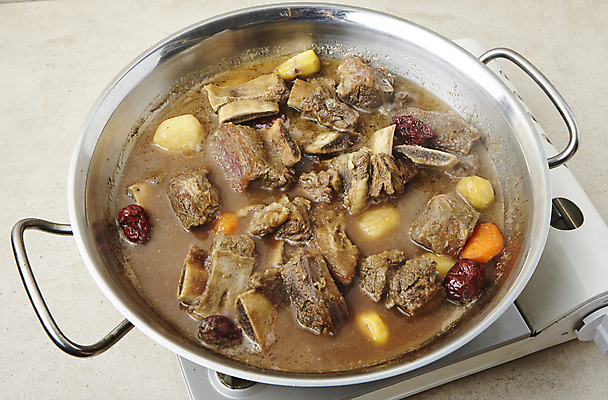 포토 JPG 한식 반찬 실내 사람없음 냄비 버너 찜 갈비 갈비찜 끓이기 소갈비 베이지색배경 국내포토 음식 백그라운드 모션 육류 내부 소고기 솥 베이지색 파일형식