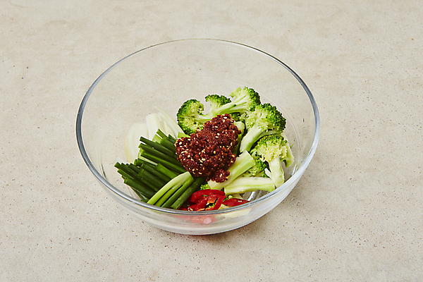 포토 JPG 식재료 실내 사람없음 브로콜리 유리그릇 요리중 쪽파 베이지색배경 다진양념 국내포토 그릇 백그라운드 채소 모션 유리 내부 양념 파 베이지색 파일형식