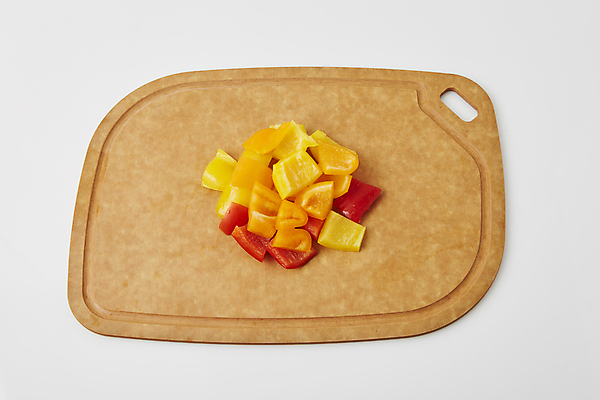 포토 JPG 채소 식재료 피망 파프리카 실내 사람없음 재료손질 흰배경 나무도마 국내포토 백그라운드 도마 내부 목재 흰색 손질 파일형식