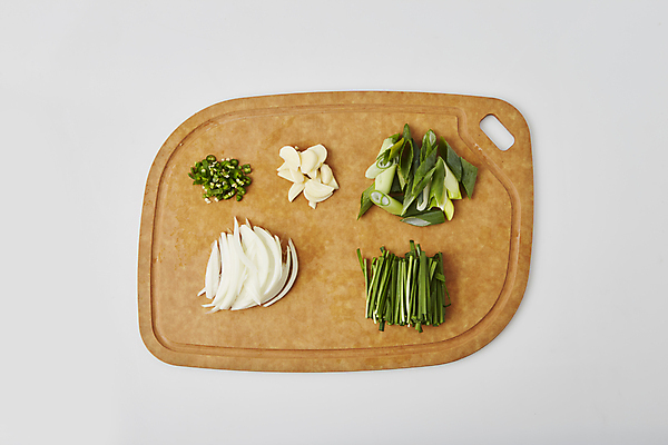 포토 JPG 식재료 고추 양파 실내 마늘 사람없음 하이앵글 재료손질 흰배경 부추 파 대파 나무도마 청양고추 양파채 국내포토 뷰포인트 백그라운드 채소 도마 내부 목재 흰색 손질 파일형식