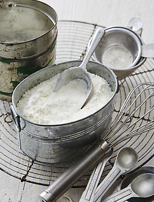 포토 JPG 식재료 실내 사람없음 밀가루 거품기 계량스푼 스탠그릇 나무배경 식힘망 국내포토 그릇 백그라운드 주방용품 내부 주방도구 가루 제빵도구 파일형식