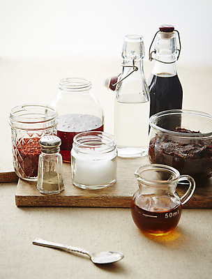 포토 JPG 식재료 유리병 실내 사람없음 숟가락 양념 된장 간장 소금 후추 고춧가루 식초 참기름 베이지색배경 국내포토 백그라운드 병_용기 수저 내부 기름_음식 가루 향신료 베이지색 파일형식