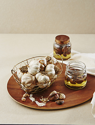 포토 JPG 식재료 실내 마늘 사람없음 발효 나무접시 통마늘 흑마늘 베이지색배경 국내포토 접시 백그라운드 채소 내부 베이지색 파일형식