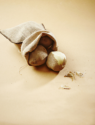 포토 JPG 채소 식재료 실내 사람없음 껍질 자루 쏟아짐 토란 베이지색배경 국내포토 백그라운드 모션 내부 베이지색 파일형식