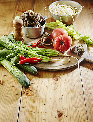 포토 JPG 토마토 식재료 오이 실내 사람없음 소라 홍고추 나무도마 숙주 열무 나무배경 국내포토 백그라운드 채소 고추 어패류 도마 내부 목재 무 파일형식