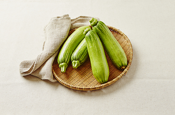 포토 JPG 채소 식재료 회색배경 실내 사람없음 바구니 애호박 국내포토 백그라운드 호박 내부 회색 파일형식