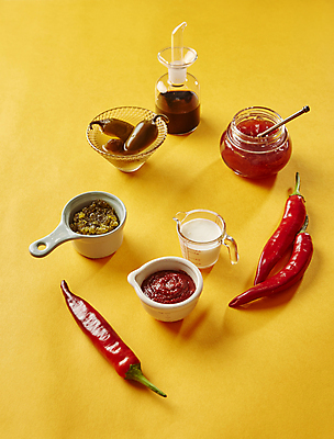 포토 JPG 식재료 실내 사람없음 고추장 홍고추 간장 칠리소스 노란배경 할라피뇨 고추장아치 국내포토 백그라운드 고추 내부 노란색 양념 소스_음식 장아찌 파일형식
