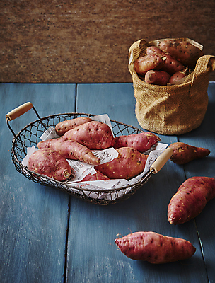 포토 JPG 식재료 뿌리채소 실내 사람없음 바구니 고구마 나무탁자 호박고구마 밤고구마 물고구마 국내포토 채소 탁자 내부 파일형식