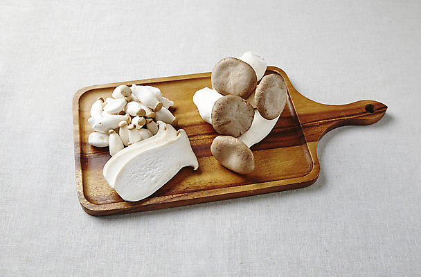 포토 JPG 식재료 회색배경 실내 사람없음 나무도마 새송이버섯 미니새송이 국내포토 백그라운드 도마 내부 목재 버섯 회색 파일형식