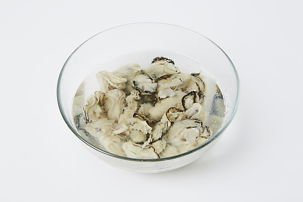 포토 JPG 식재료 실내 사람없음 물 굴 해산물 흰배경 담기 국내포토 자연요소 백그라운드 모션 어패류 내부 흰색 파일형식