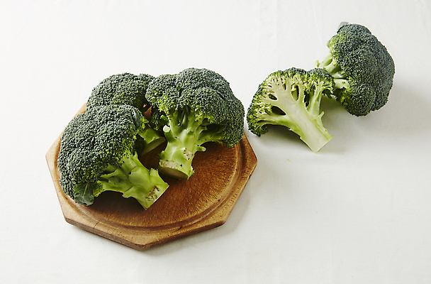 포토 JPG 채소 식재료 실내 사람없음 브로콜리 흰배경 나무받침 국내포토 백그라운드 내부 목재 흰색 받침대 파일형식