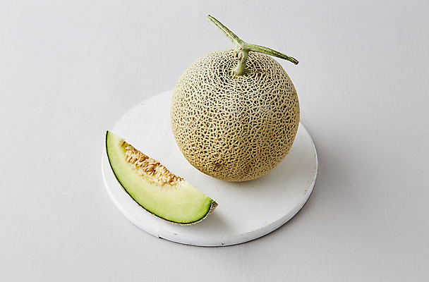 포토 JPG 과일 식재료 실내 사람없음 멜론 흰배경 나무받침 국내포토 백그라운드 내부 목재 흰색 받침대 파일형식