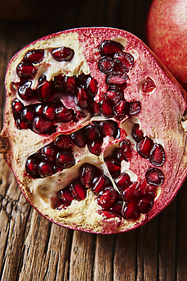 포토 JPG 과일 식재료 단면 실내 근접촬영 사람없음 석류 석류알 나무배경 국내포토 뷰포인트 백그라운드 내부 파일형식